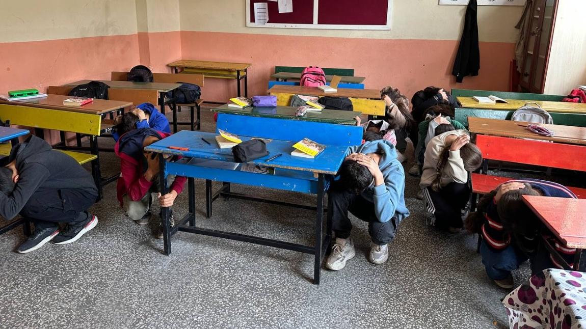 OKULLARDA EŞ ZAMANLI TATBİKAT